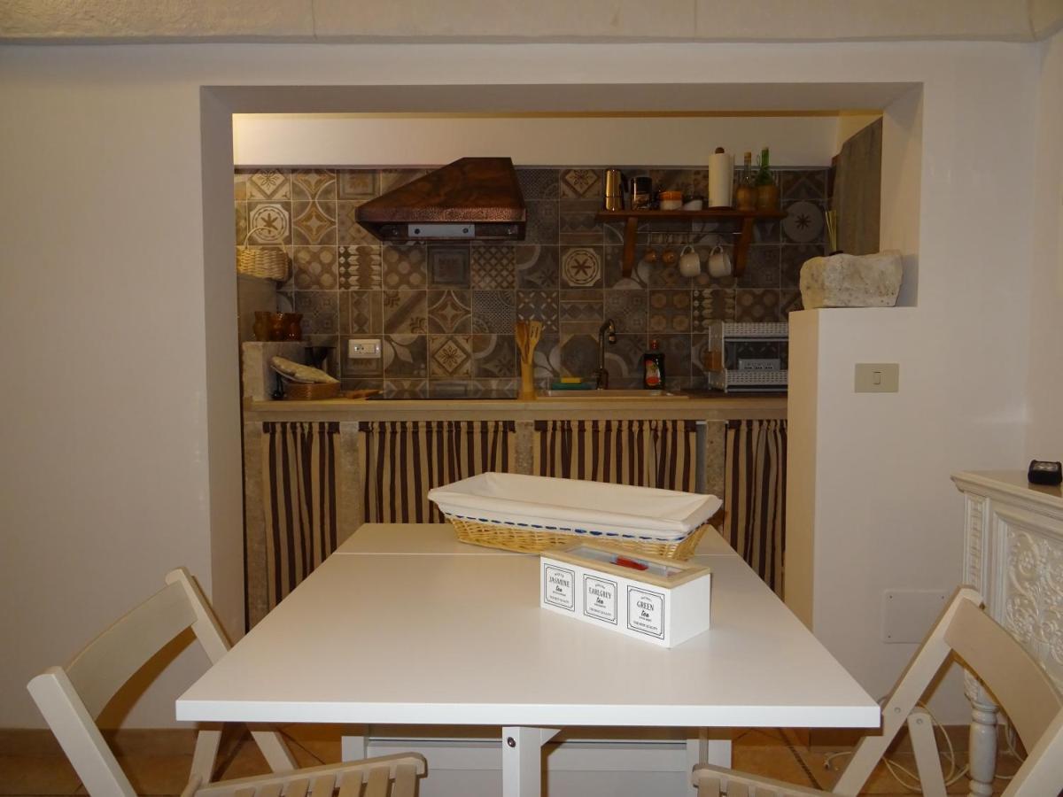 Trulli Di Zia Tata Guest House โลโกโรตอนโด ภายนอก รูปภาพ