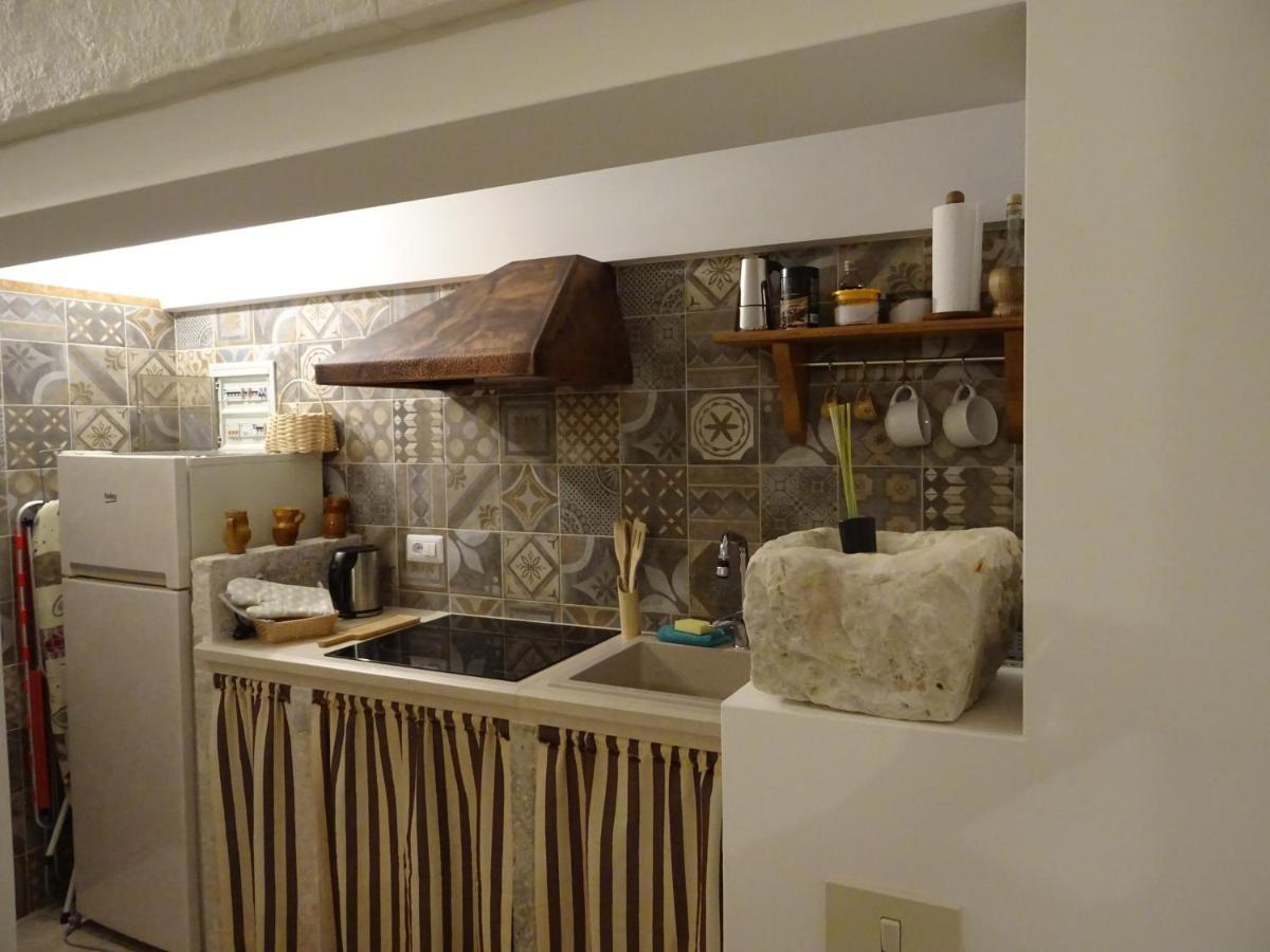 Trulli Di Zia Tata Guest House โลโกโรตอนโด ภายนอก รูปภาพ