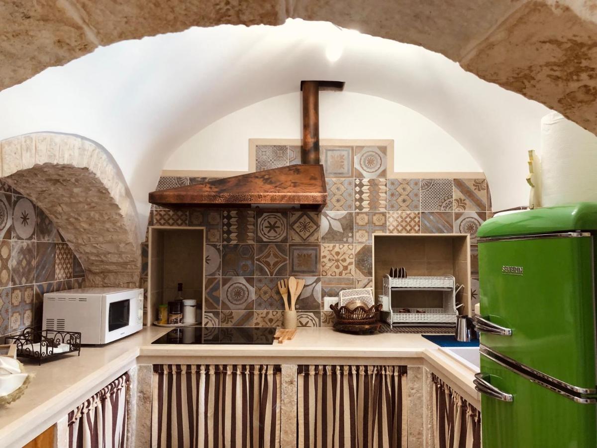 Trulli Di Zia Tata Guest House โลโกโรตอนโด ภายนอก รูปภาพ