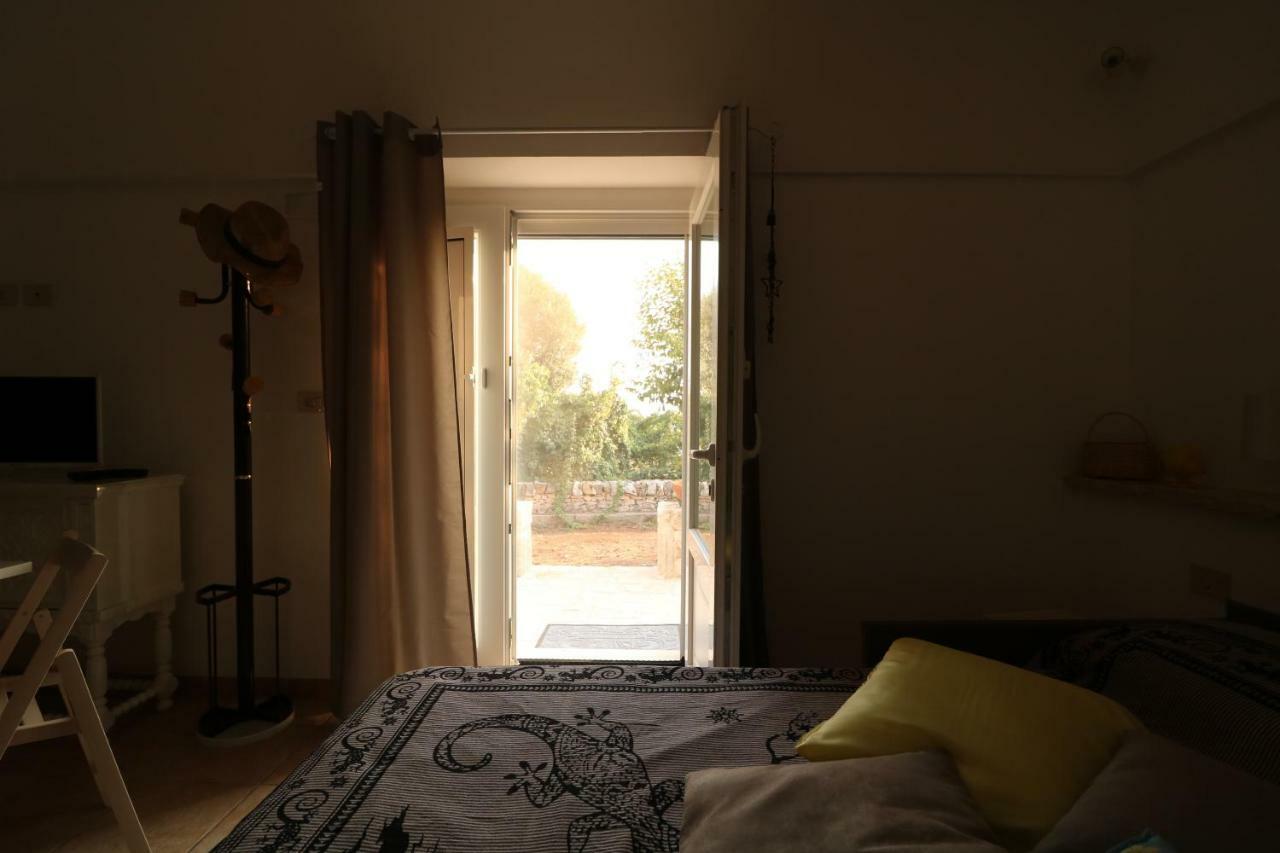 Trulli Di Zia Tata Guest House โลโกโรตอนโด ภายนอก รูปภาพ